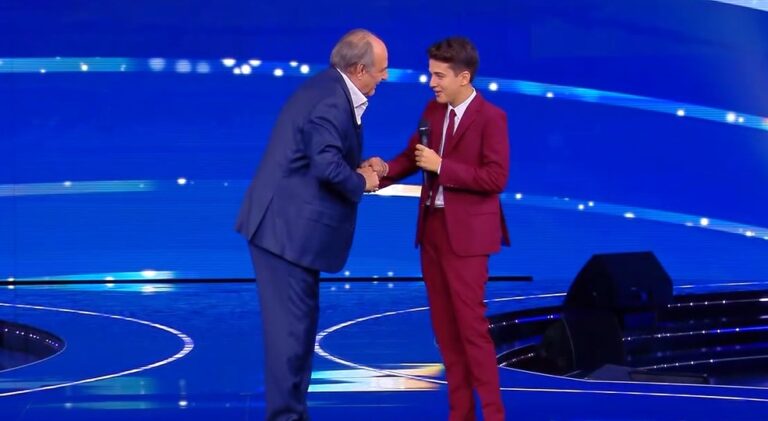Scotti “stregato” da Samuele Spina: “Un fenomeno, vi dico una cosa”