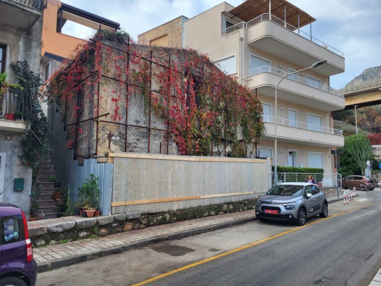 Mazzeo, rimossa l’impalcatura all’ingresso della frazione