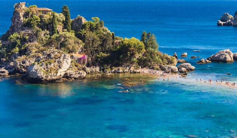 Alga tossica a Isola Bella: arriva la revoca parziale del divieto di balneazione