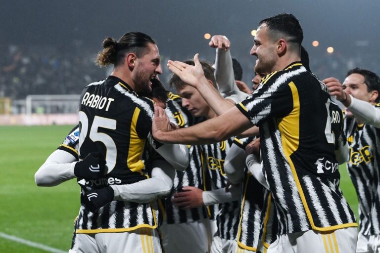 La Juve vince 2-1 a Monza e va in testa alla classifica La Juve vince 2-1 a Monza e va in testa alla classifica