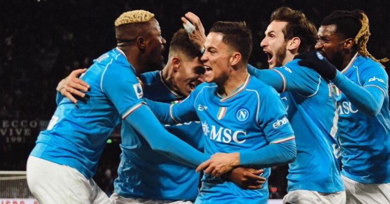 Napoli-Cagliari 2-1, azzurri alla riscossa Napoli-Cagliari 2-1, azzurri alla riscossa