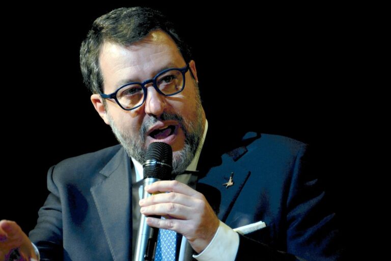 Salvini: “Ue vuole imporre auto elettrica, è una follia”
