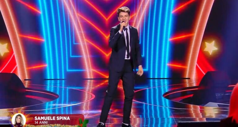 Samuele Spina travolgente a “Io Canto”: che show con Let’s Twist Again