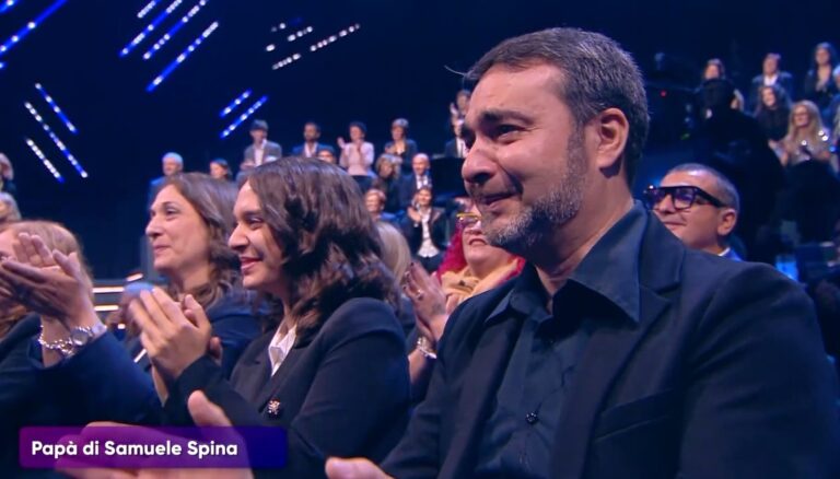 Da Samu-Elvis a Ghost: altro show di Spina e papà Salvo si commuove