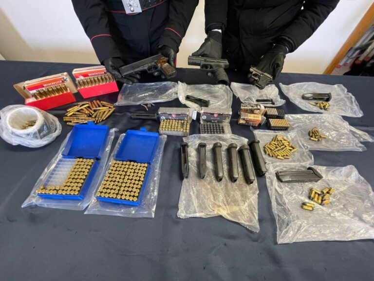 Arsenale trovato nascosto sul tetto di un condominio nel Napoletano