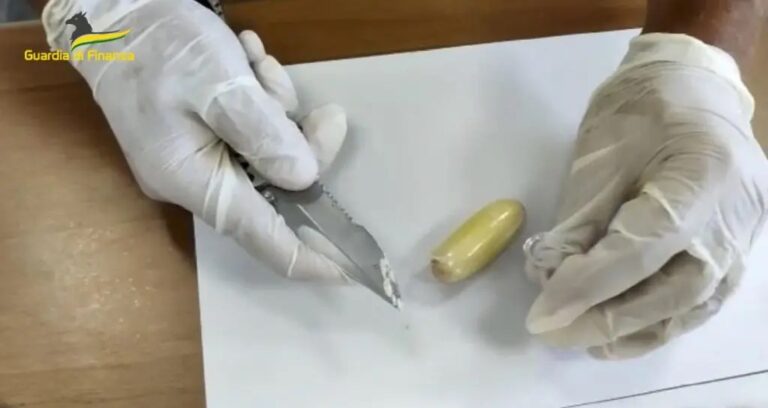 Dal Brasile all’Italia con 1,3 kg di cocaina. Arrestata