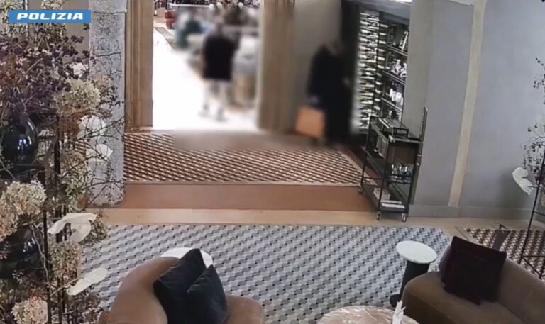 Furti per 450 mila euro in negozi del centro a Milano, 2 arresti Furti per 450 mila euro in negozi del centro a Milano, 2 arresti