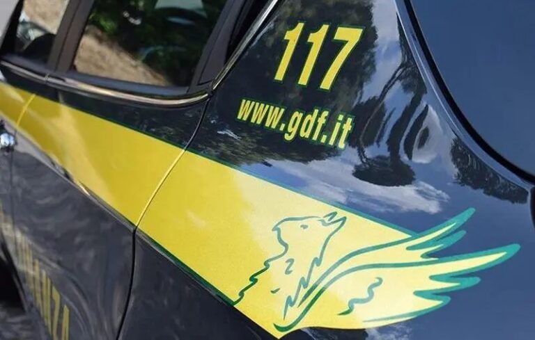 Sbarca con 30 chili di hashish in auto, corriere arrestato a Messina