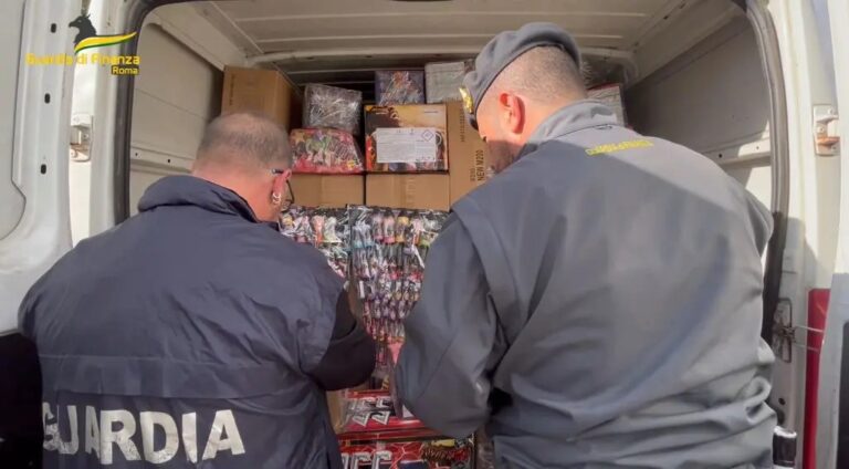 GdF sequestra 115.000 artifici pirotecnici illegali di 4 tonnellate