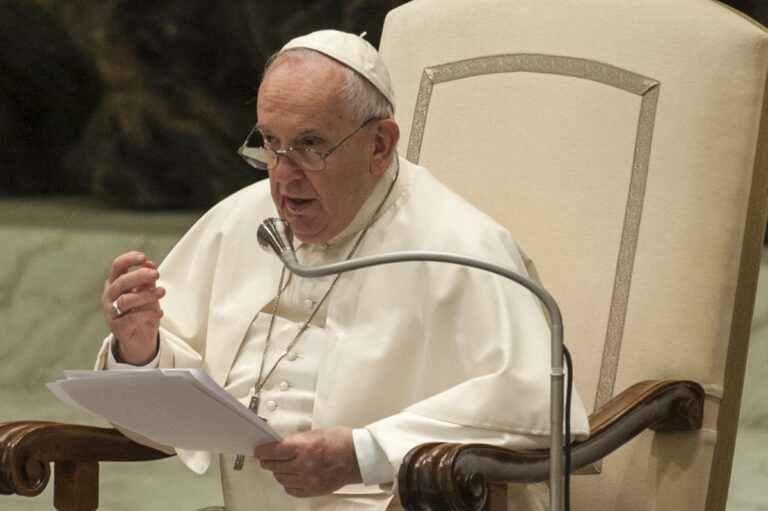 Papa: “Il sesso è un dono di Dio, non la lussuria”