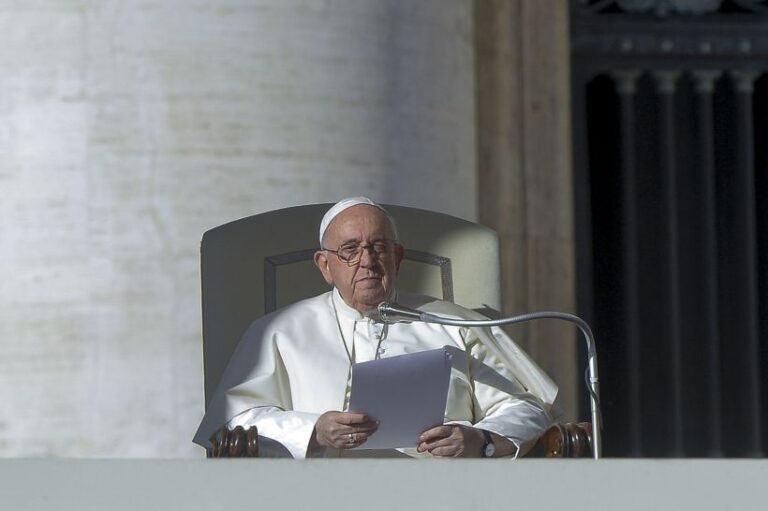 Papa: “Troppi civili inermi vittime delle guerre” Papa: “Troppi civili inermi vittime delle guerre”