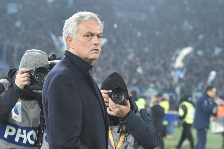 La Roma esonera Mourinho: “Serve un cambiamento immediato” La Roma esonera Mourinho: “Serve un cambiamento immediato”