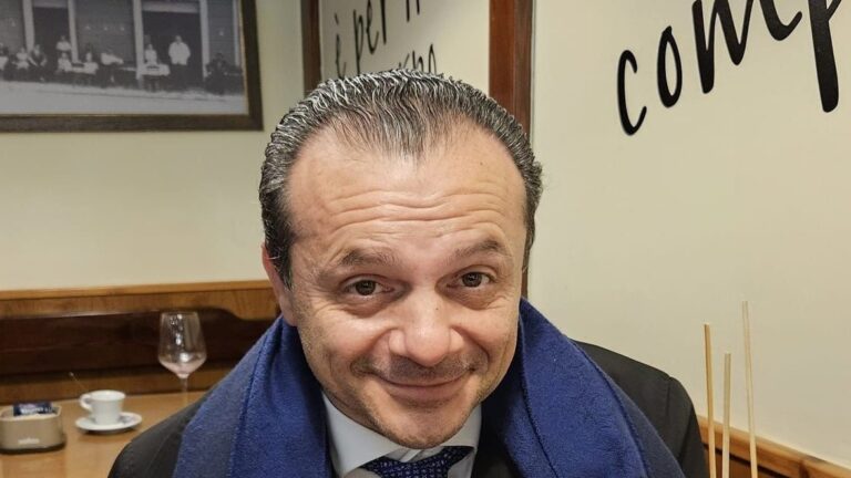 De Luca tratta con il Pd e avverte Calenda: “Ora mi sono stancato”