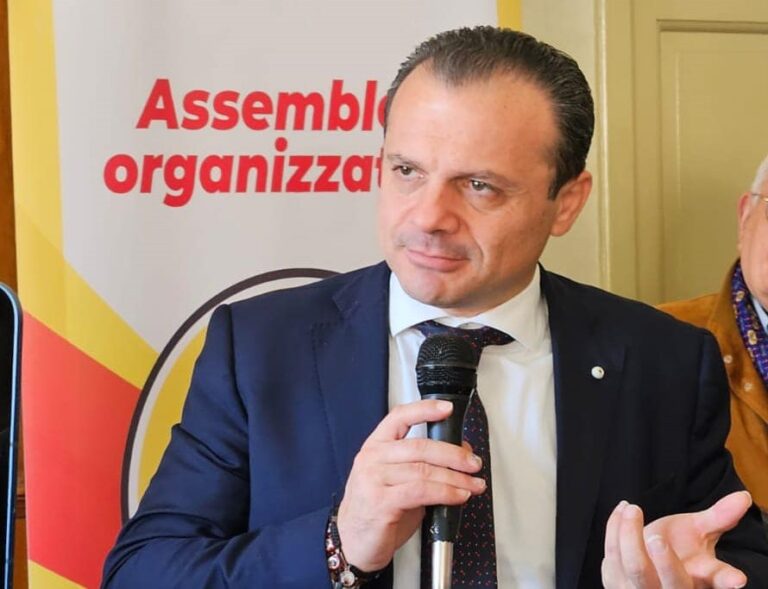 Caso Pd è un segnale per De Luca: “cerchio magico” spalle al muro