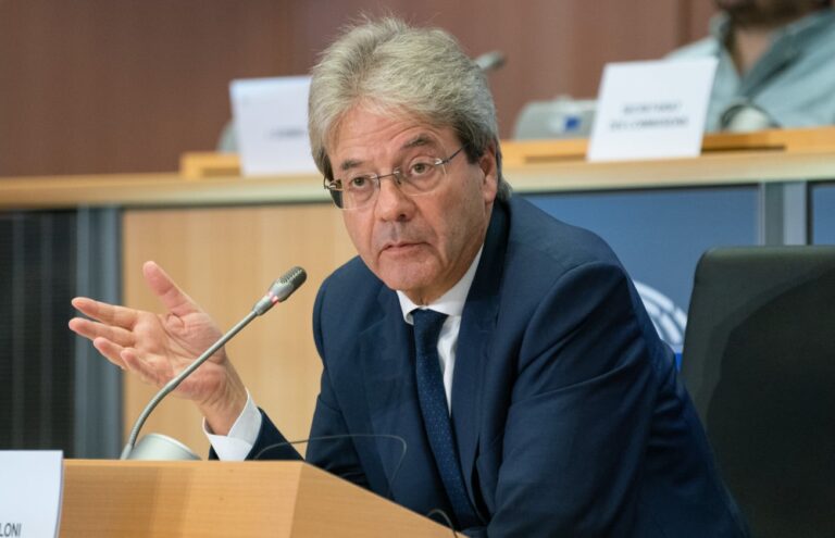 Gentiloni torna in Italia e fa fuori Schlein