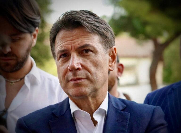 Conte: “Meloni e Salvini leoni in Italia e poi chinano la testa a Bruxelles”