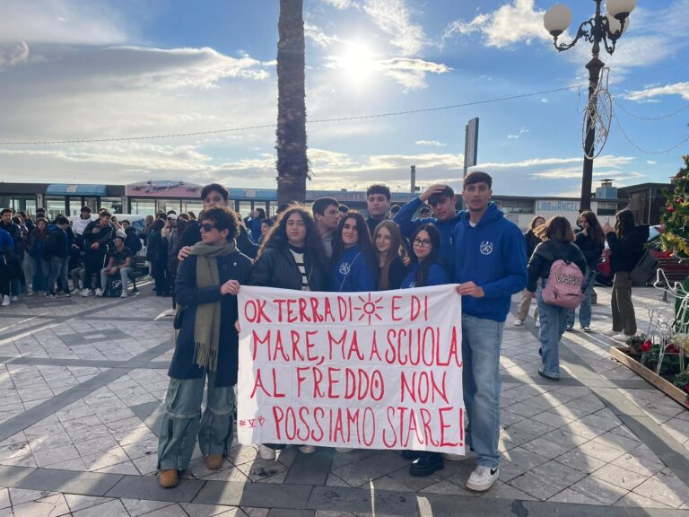 Liceo di Giardini Naxos al gelo, gli studenti scioperano (VIDEO)