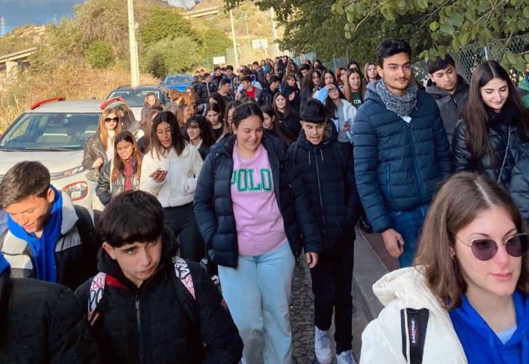 Liceo di Giardini, gli studenti tornano in classe aspettando il riscaldamento