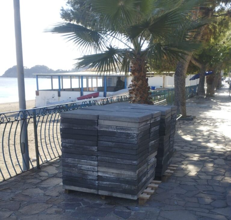 Aspettando la Bandiera blu…a Mazzeo il Comune si è scordato le piastrelle delle passerelle