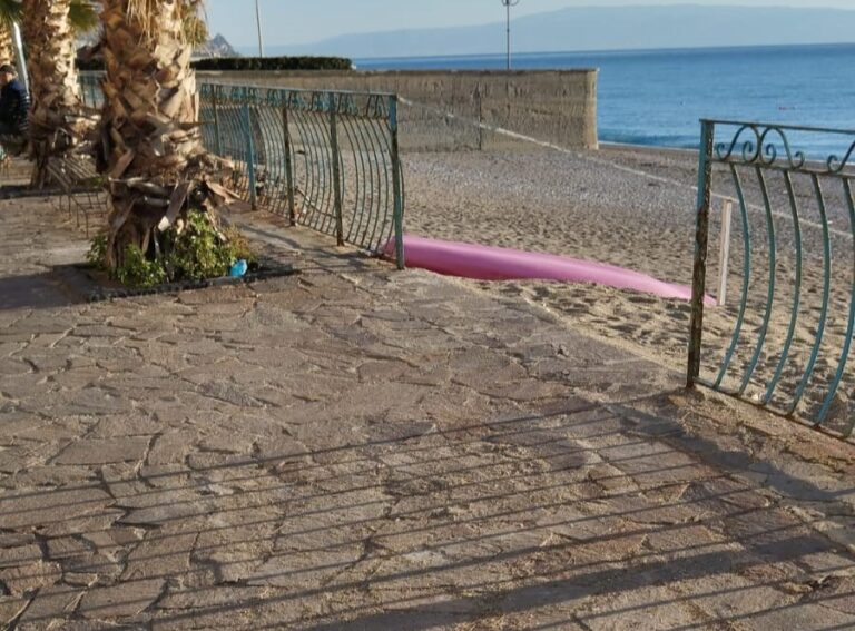 Mazzeo, le piastrelle di accesso alla spiaggia scompaiono e poi riappaiono…