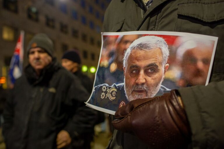 Iran, esplosione vicino alla tomba di Soleimani. Almeno 100 morti