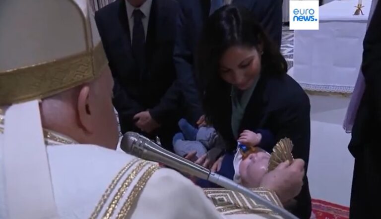 Papa Francesco vuole il divieto di maternità surrogata