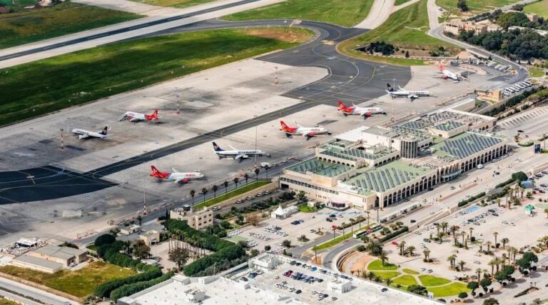 Sospeso volo da Malta a Catania, in manette due passeggeri Sospeso volo da Malta a Catania, in manette due passeggeri