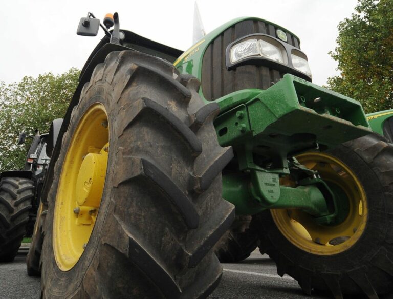 Protesta di agricoltori nell’Agrigentino, trattori in corteo