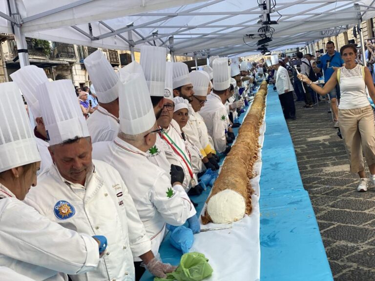 Il cannolo più lungo del mondo è siciliano: record per Ristoworld Italy e Caltanissetta