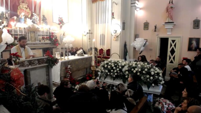 Folla commossa per l’ultimo saluto a Sabrina Colmi: “Per sempre con noi”