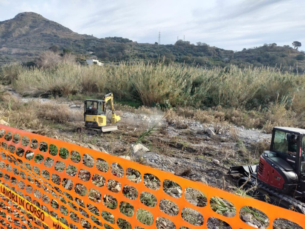 Torrente Santa Venera, avviati i lavori. Russo: "Impegno mantenuto" 1 lavori al torrente 02