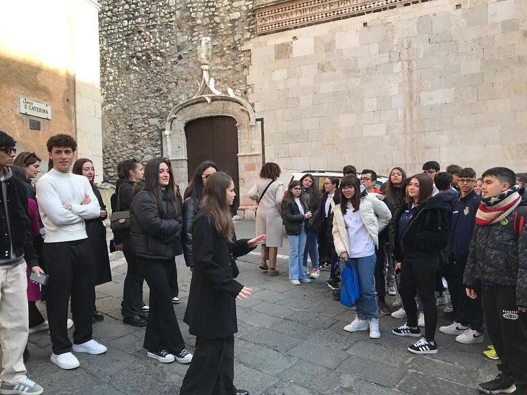 Gli studenti del Pugliatti di Taormina guide turistiche per un giorno 1 studenti del Pugliatti 02
