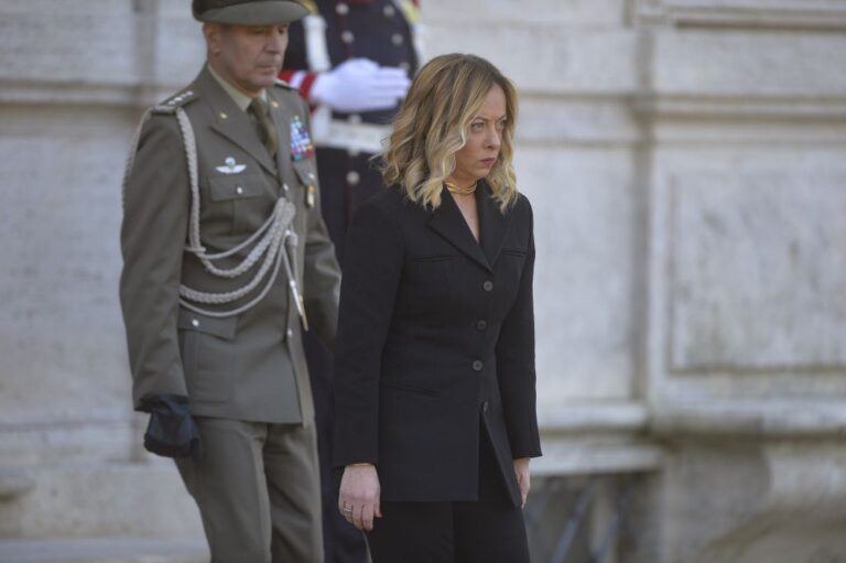 Meloni: “Pericoloso togliere sostegno istituzioni a Forze dell’Ordine”