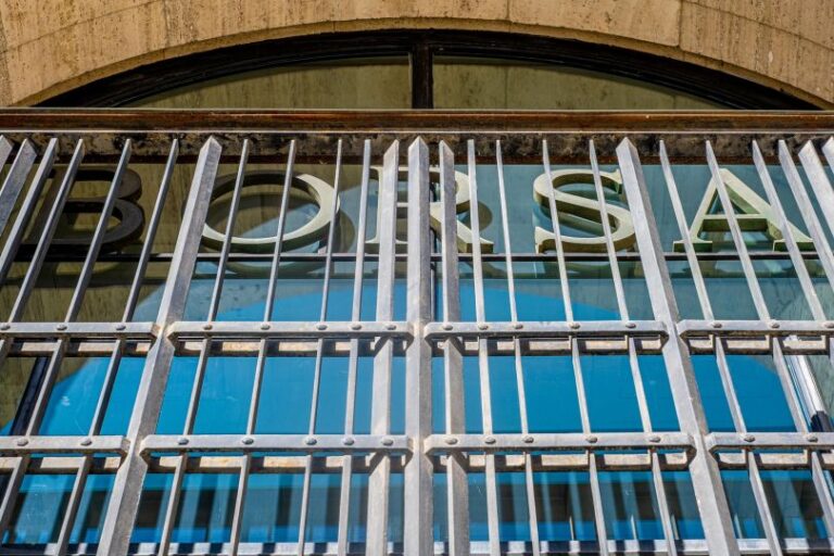 Piazza Affari apre in calo, attesa per mosse Fed e Bce