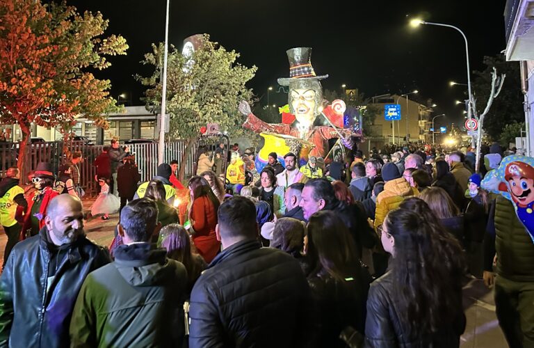 Carnevale 2024 a Taormina: bagno di folla per i carri a Trappitello