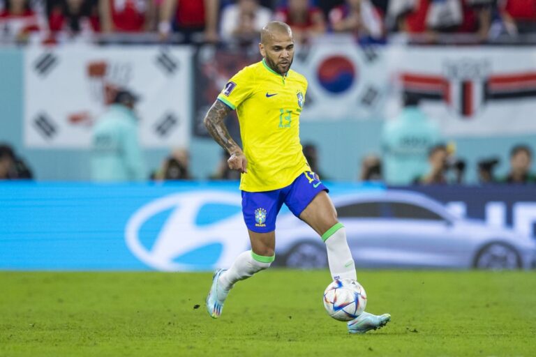 Dani Alves condannato a 4 anni e 6 mesi di carcere per stupro Dani Alves condannato a 4 anni e 6 mesi di carcere per stupro