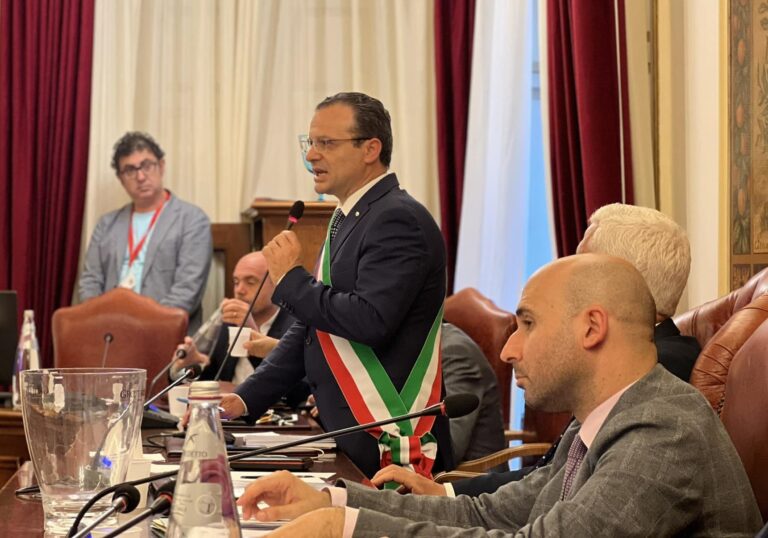Caso Munnia, ora è bufera su Bartorilla: De Luca lo attacca (ma lo sapeva?)