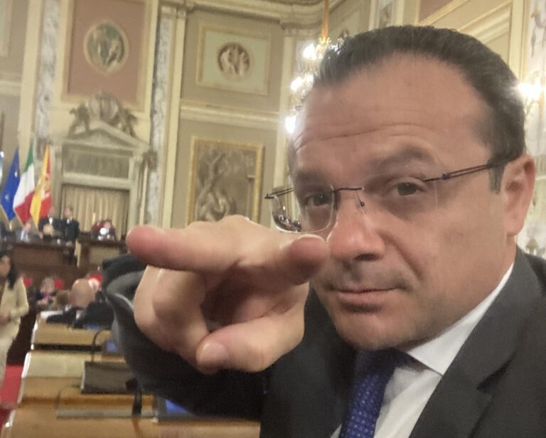 Pd-M5s, compagni di viaggio o Cavallo di Troia? Il piano di De Luca