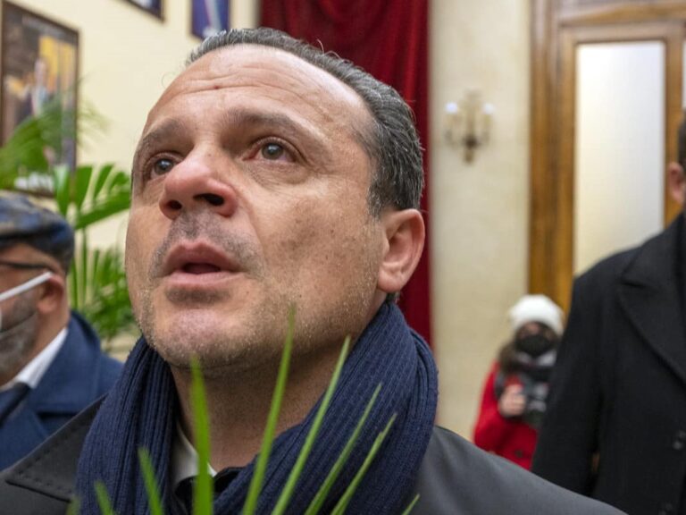 Addio al papà di Cateno De Luca: “Non hai resistito all’assenza di mamma”