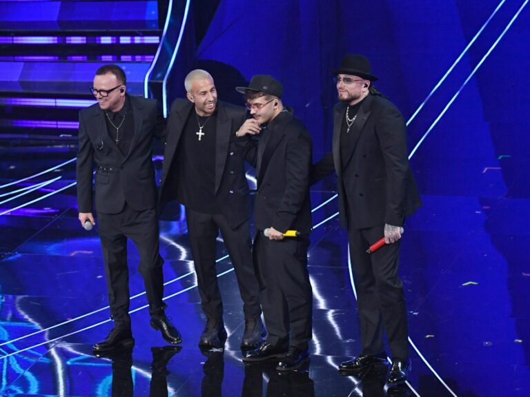 Sanremo, Geolier vince la serata delle cover tra i fischi. All’Ariston emozioni e il ritorno dei Jalisse