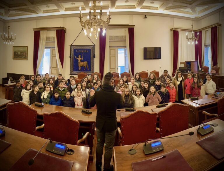 Il Piccolo Coro Città di Taormina in visita al palazzo municipale