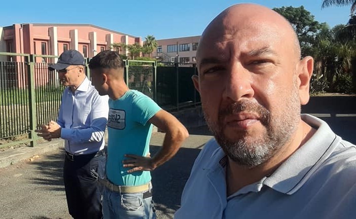 Sterrantino a valanga contro l’opposizione: “Scecchi ca scoccia e incapaci”