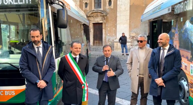 Asm Taormina, presentati 5 nuovi bus elettrici: “Presto altri 10 mezzi”