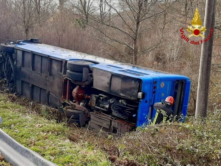 Incidente a Potenza, bus finisce fuori strada, nessun ferito grave Incidente a Potenza, bus finisce fuori strada, nessun ferito grave