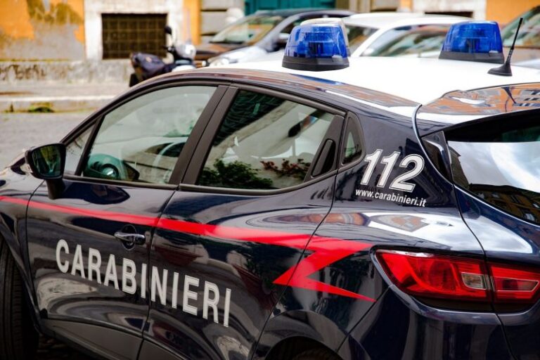 Bambino di 10 anni salva la madre dalle botte del compagno