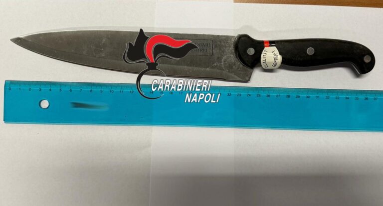 Insegue ex moglie armato di coltelli, 38enne arrestato nel Napoletano