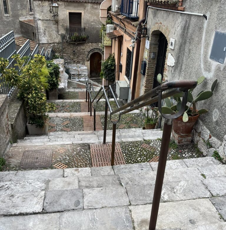 Taormina, inguardabile passamano accanto all’Odeon e si scatena la polemica