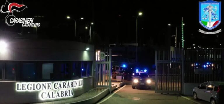 Droga e telefoni cellulari in carcere, 38 indagati a Catanzaro Droga e telefoni cellulari in carcere, 38 indagati a Catanzaro