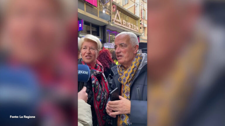 Sanremo, l’emozione dei fan davanti l’Ariston Sanremo, l’emozione dei fan davanti l’Ariston