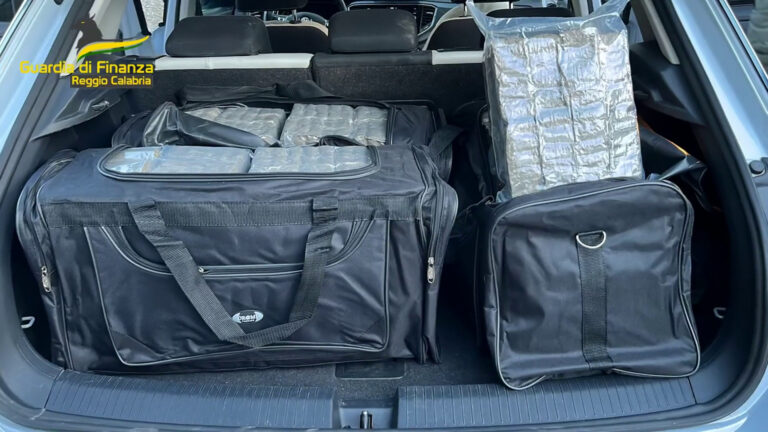 Reggio, in manette corriere della droga diretto in Sicilia Reggio, in manette corriere della droga diretto in Sicilia